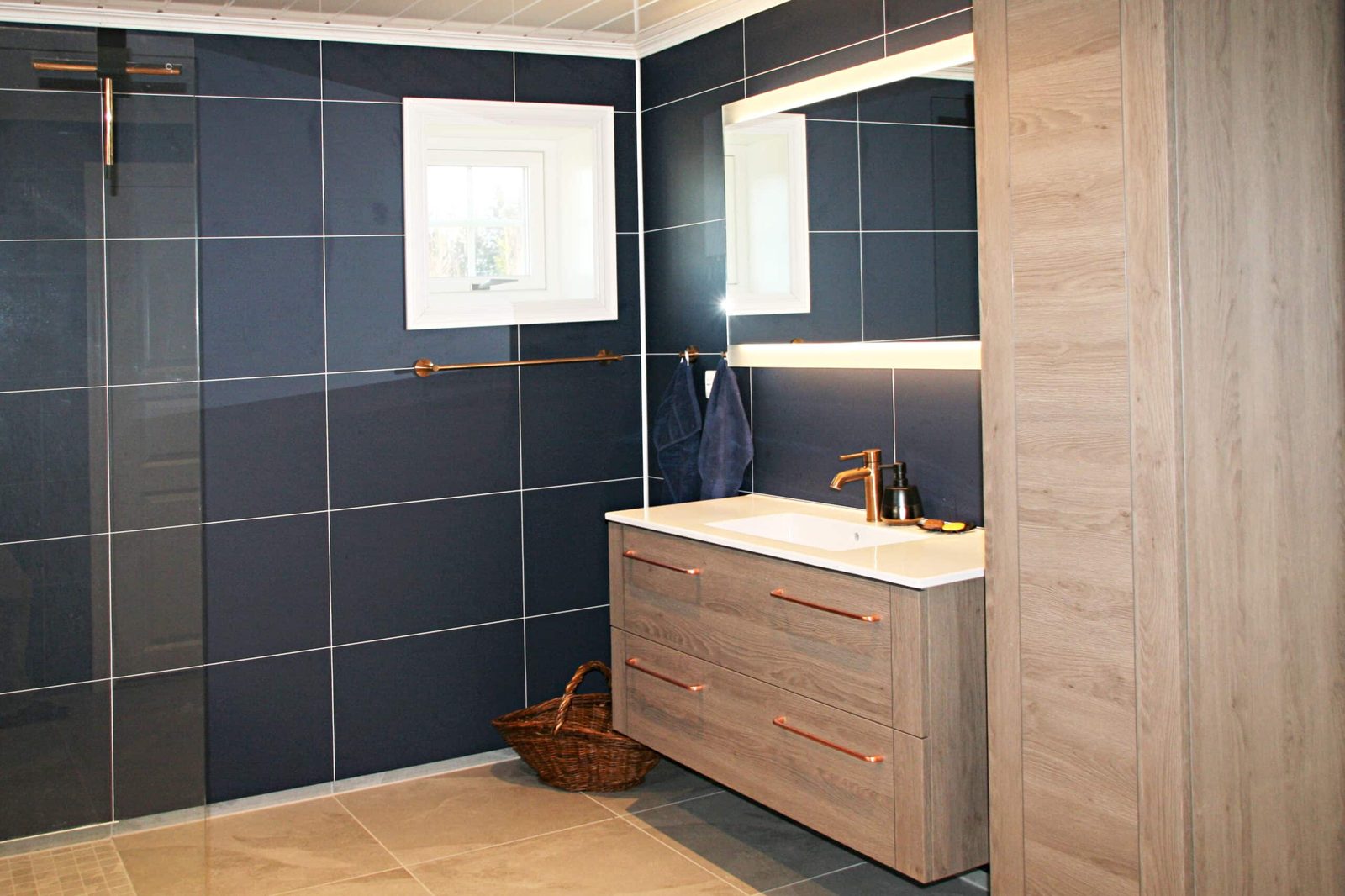 Totalrenovert bad med Fibo Midnight Blue